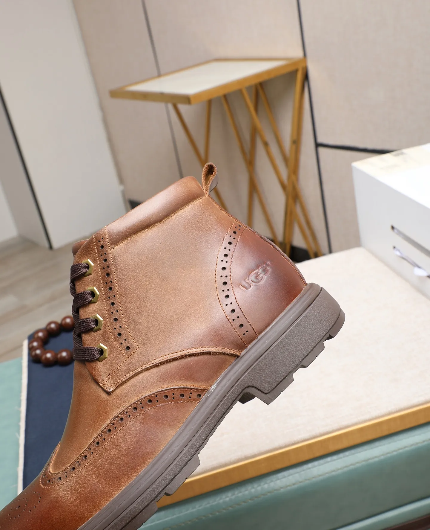 Men's shoes 💰640 (full genuine wool lining, 10% off for fake ones) Please pay attention to the quality of the original item and compare the thickness of the wool 🏮🏮 Popular UGG men's shoes from Australia's warm luxury brand, the official website is synchronized, Beckham men's style..., made of imported first-layer waxed cowhide, waxed toe cap, Australian real wool velvet lining Carefully sewn...Imported rubber Martin boots outsole (comfortable, soft, wear-resistant) The quality is really great...Exquisite workmanship, you won't be able to put it down at first sight, size 39-44 (customized in 45)